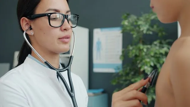Dr. Santos León en consulta con un paciente