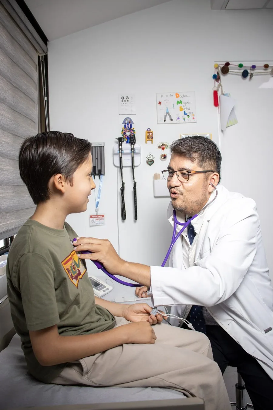 Dr. Miguel Ángel Santos León atendiendo a un paciente en consulta
