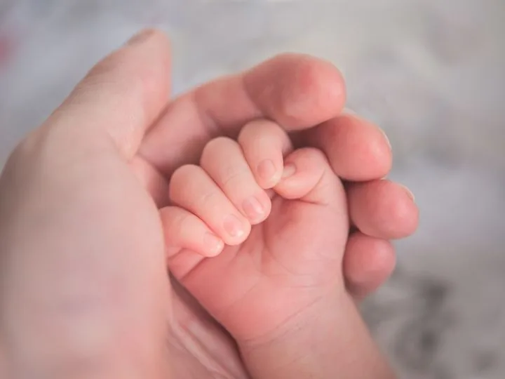 Mano de un recién nacido durante una valoración pediátrica