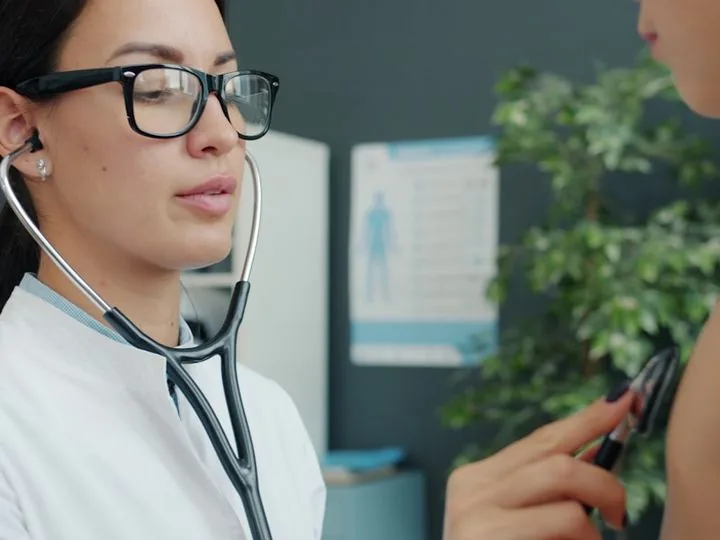 Profesional de salud realizando una valoración con estetoscopio
